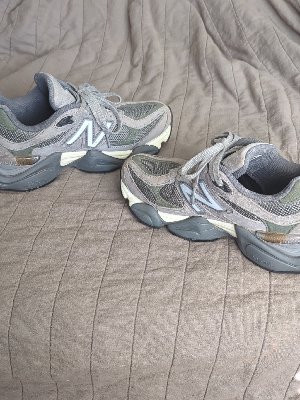 New Balance Grey & Olive 9060 - Picture 4 of 5